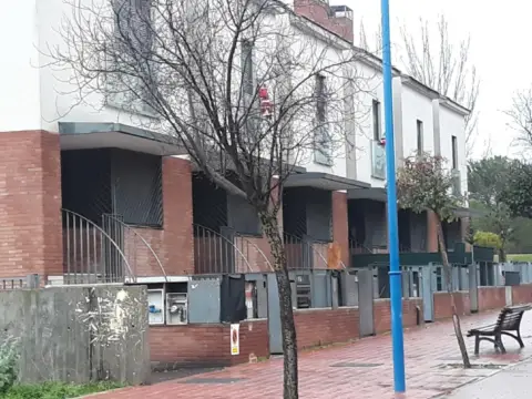 Chalet pareado en calle de los Aperos